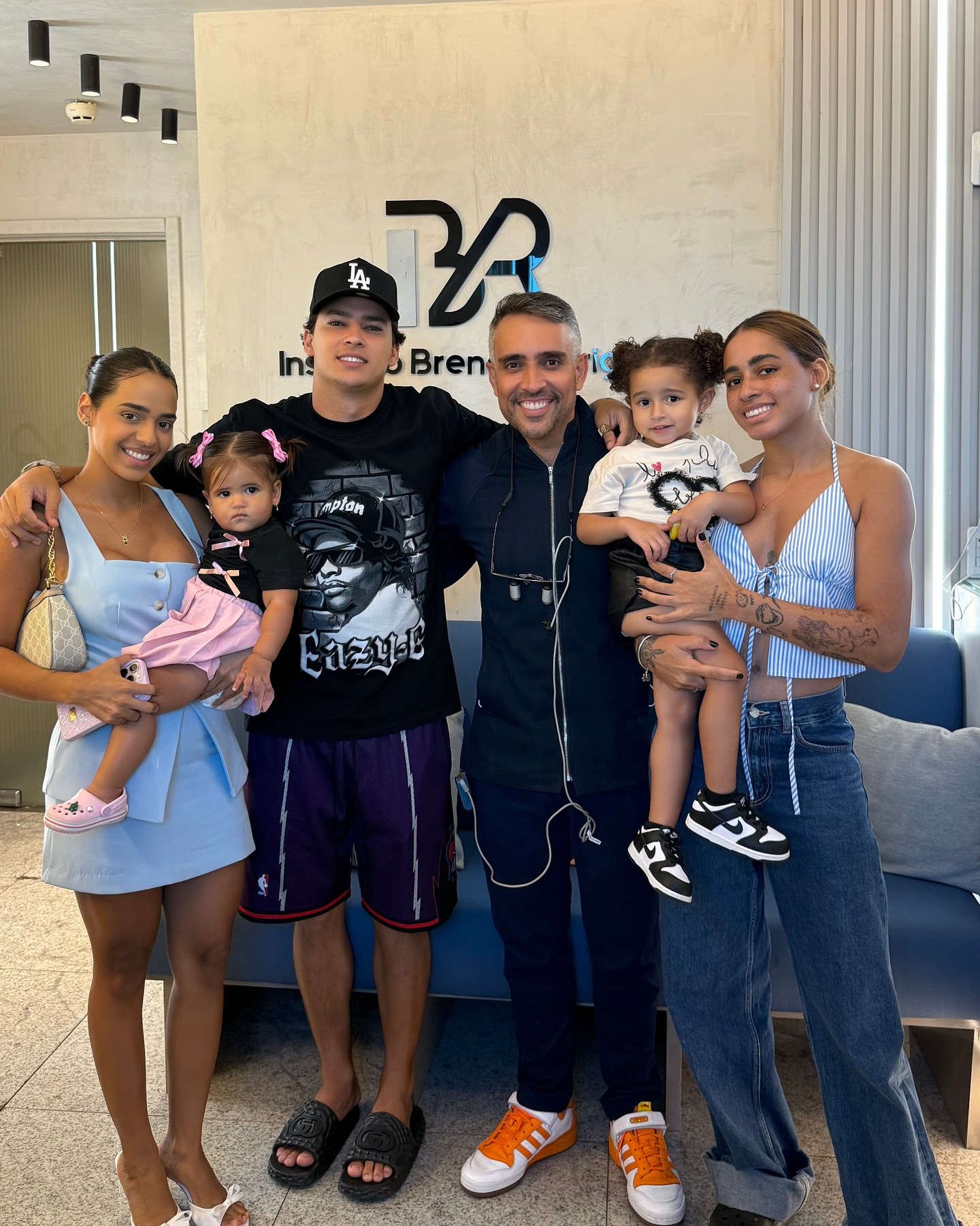 Dr. Breno Rodrigues com paciente e família no Instituto