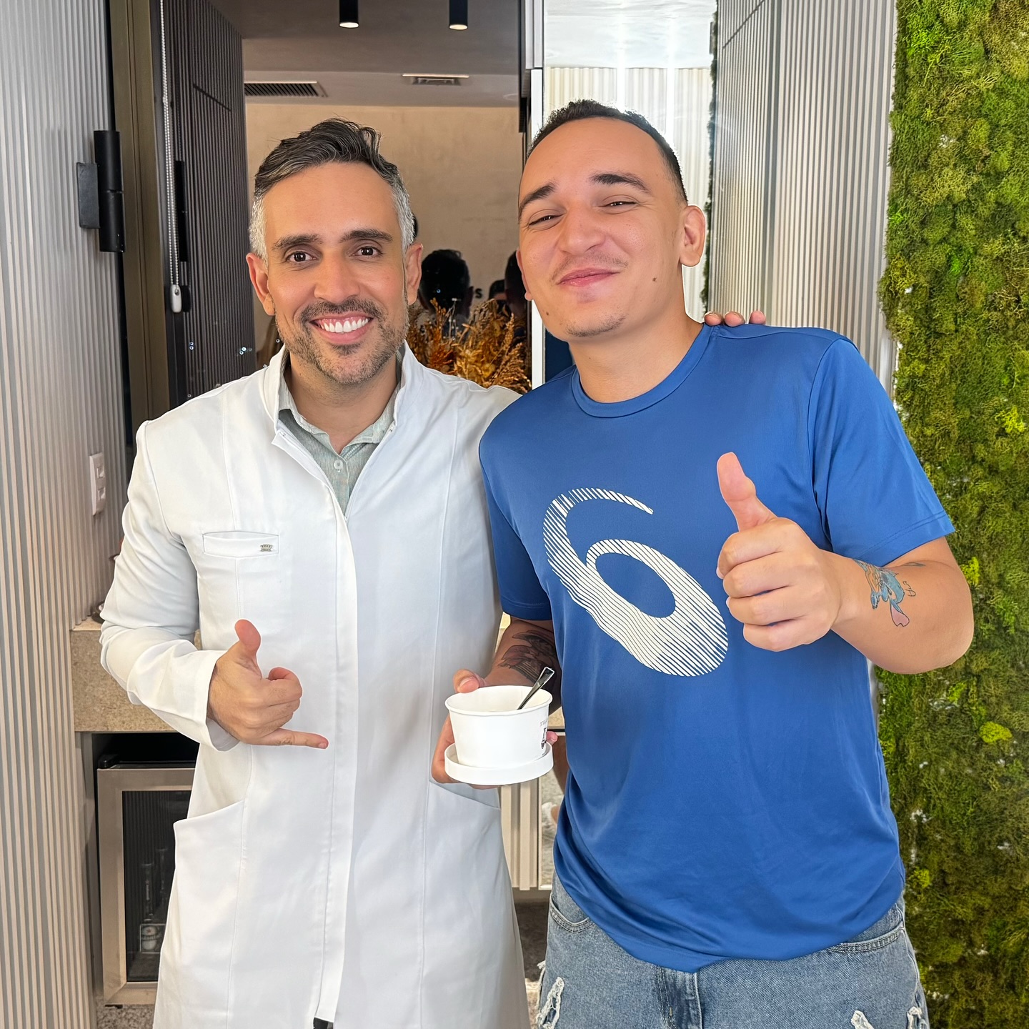Dr. Breno Rodrigues com paciente no Instituto